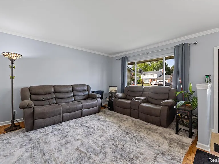 676 Sheffield Rd — Photo 4