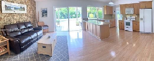 4th image of 9180 NW 15th St