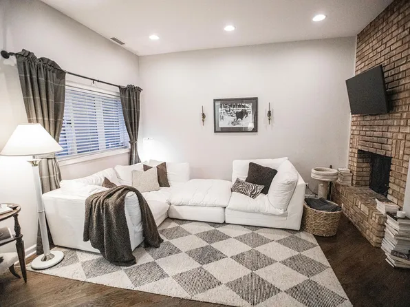 816 N Dearborn St APT 1C, Chicago, IL 60610