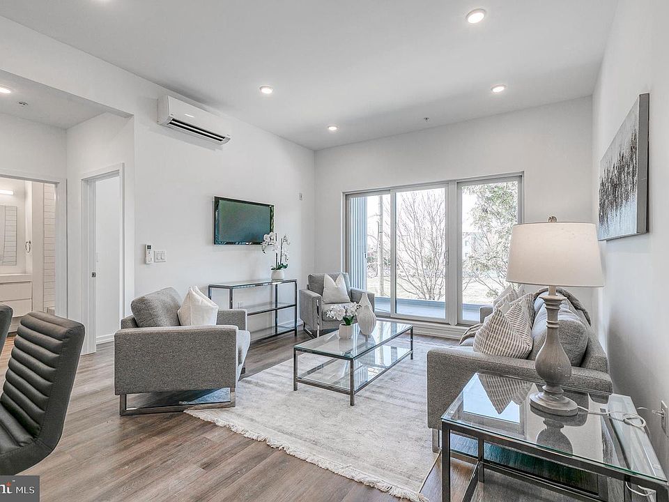 1st image of 2616 W Girard Ave #304