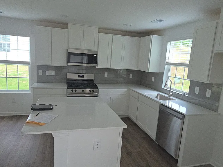 121 Tango Dr — Photo 2