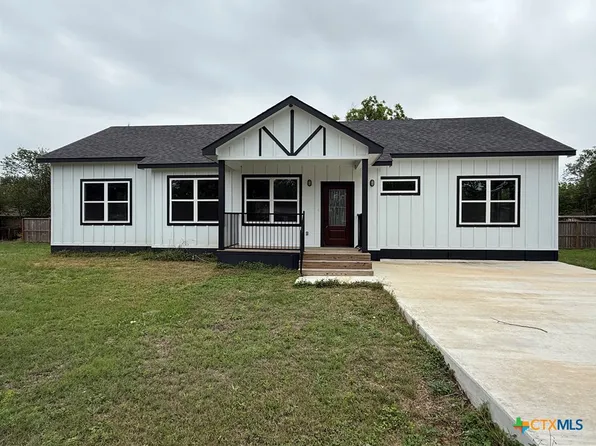 501 Walnut St, Yoakum, TX 77995