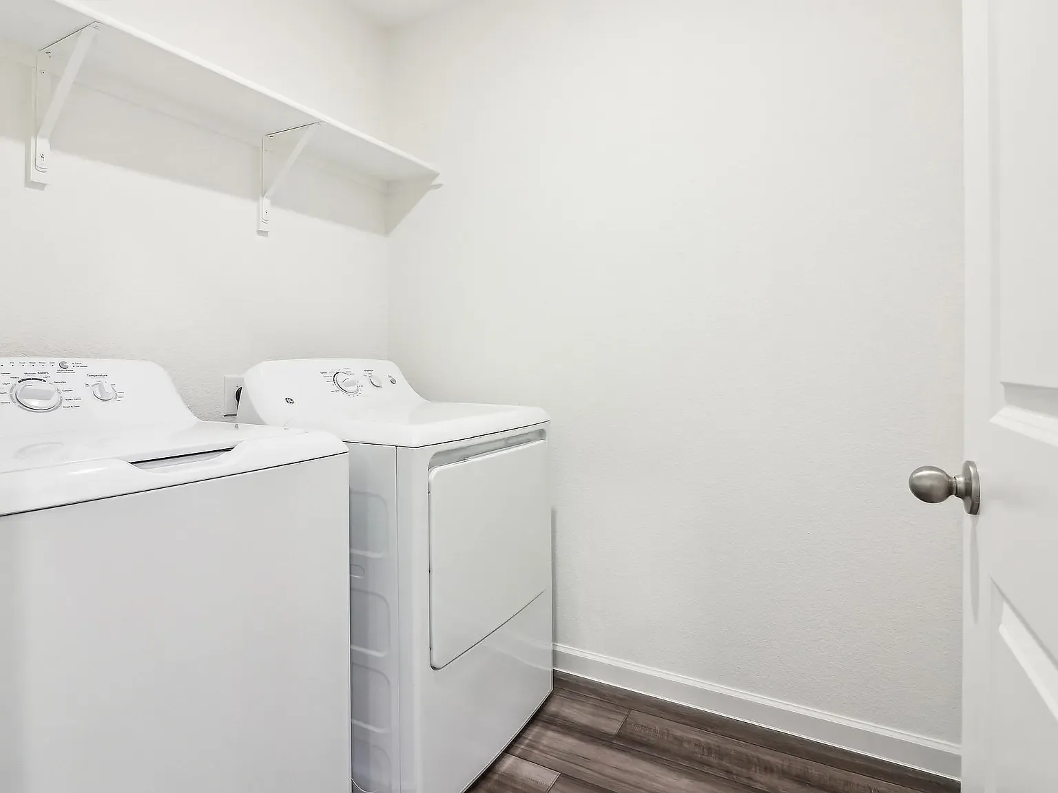 3 bed, 2.5 bath, 1605 sqft, $1,999 — Photo 1