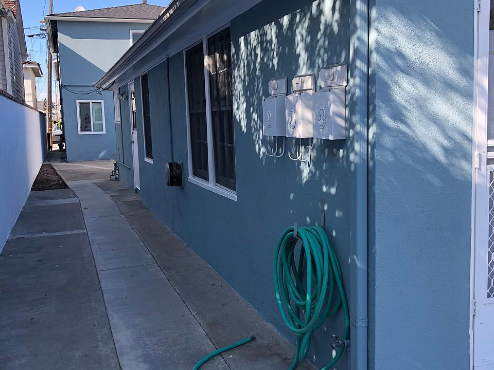 Alley way to the rear unit