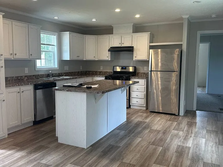 921 Peacock Ln — Photo 1