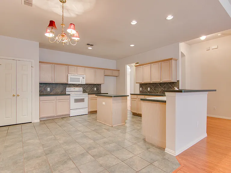 1133 Hillwood Dr — Photo 24