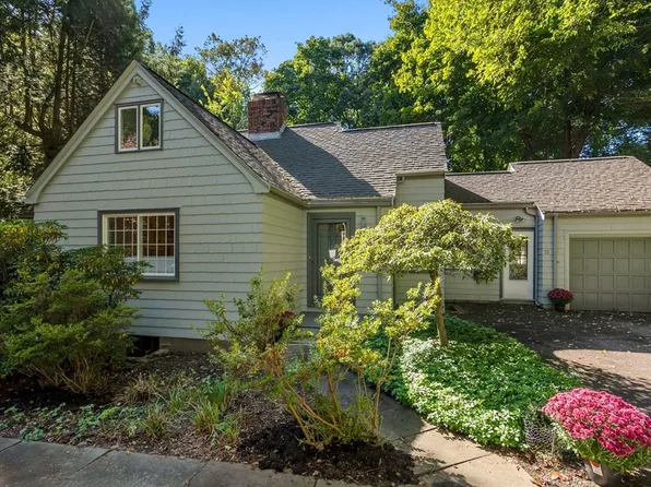 11 Lorraine Cir, Newton, MA 02468
