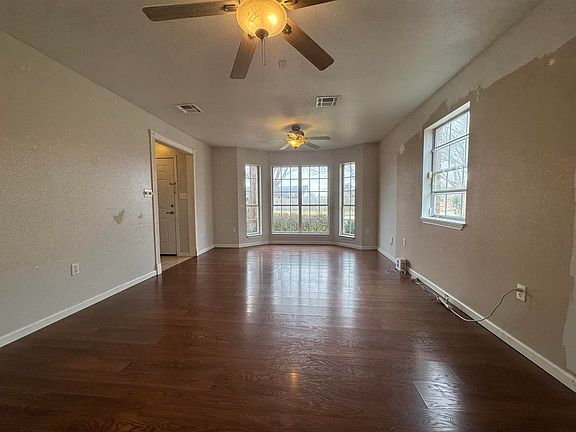 5th image of 527 Watson St