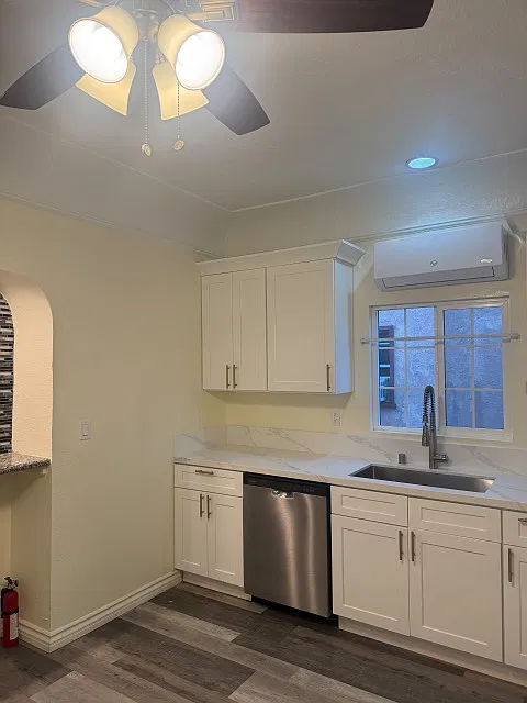 2113 S Rimpau Blvd — Photo 2