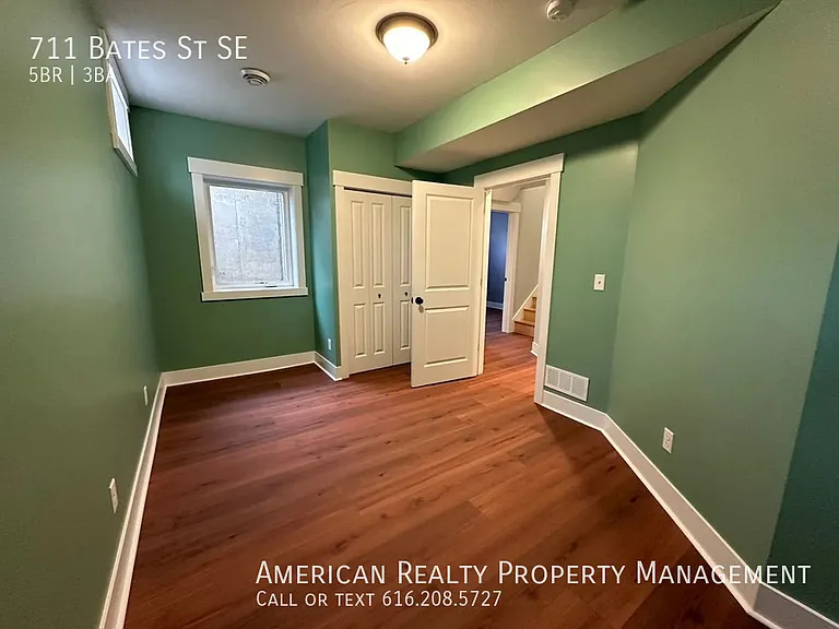 711 Bates St SE — Photo 9