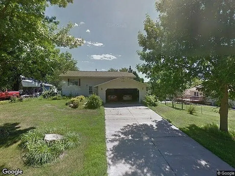108 Country Ct NE