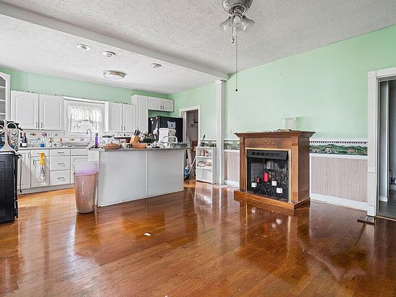 4th image of 102 Enterprise St