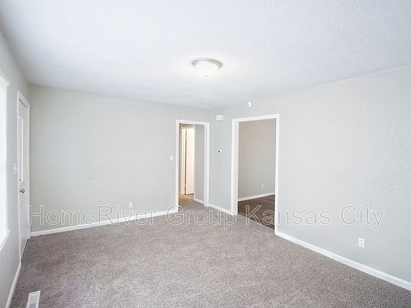 4th image of 10428 Oakland Ave