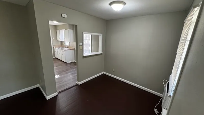 3 bed, 1.0 bath, 900 sqft, $895 — Photo 4