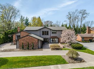 71 Woodland Shores Dr, Grosse Pointe Shores, MI 48236