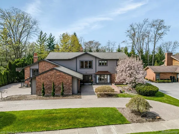 71 Woodland Shores Dr, Grosse Pointe Shores, MI 48236