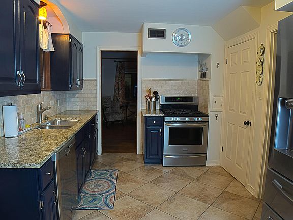 5th image of 176 E Schreyer Pl
