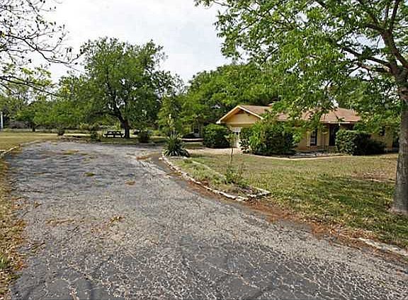 3rd image of 611 Shady Hollow Dr