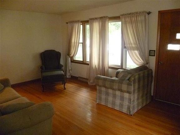 3rd image of 215 Birch Ct