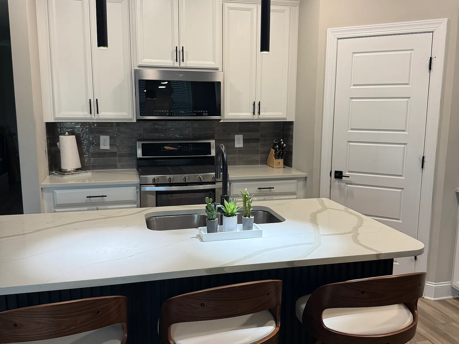 5 bed, 3200 sqft, $3,300 — Photo 4