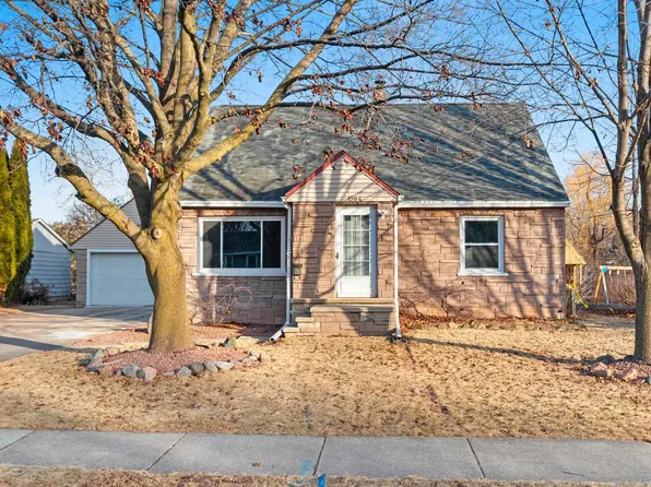 1204 E Lincoln Ave, Little Chute, WI 54140