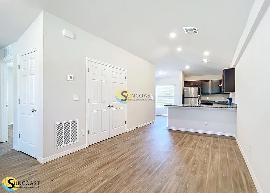 New 2BR Home Near Beaches and Shopping — Photo 4