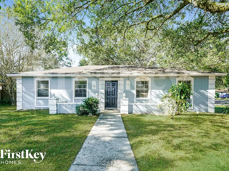 802 Briarcliff Dr — Photo 1
