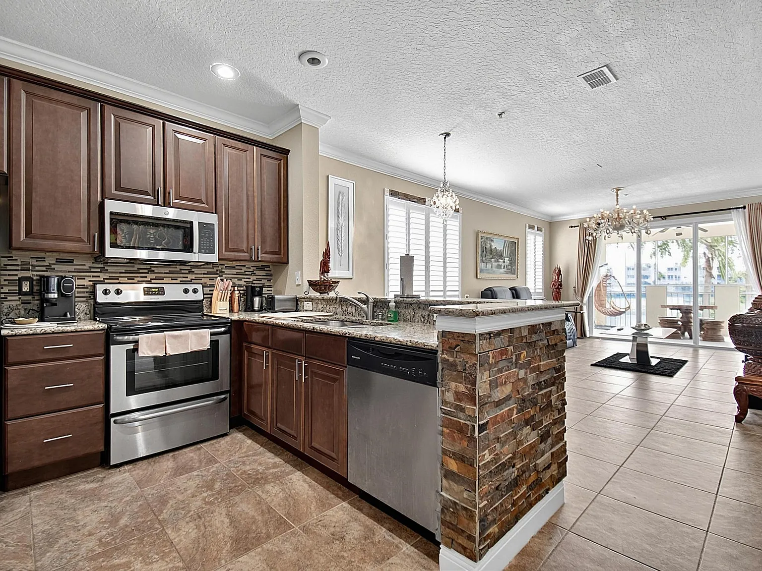 2 bed, 1115 sqft, $2,500 — Photo 4