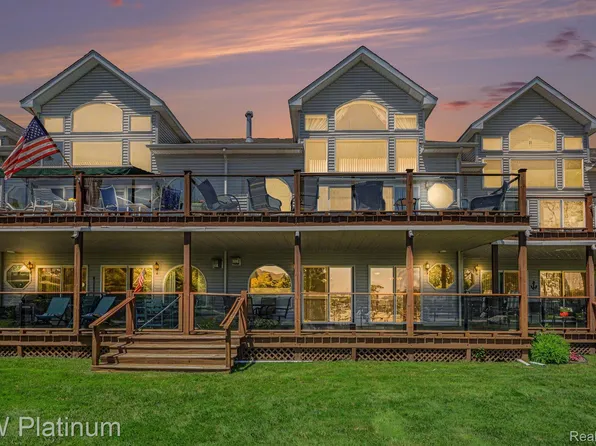 37860 Jefferson Ave, Harrison Township, MI 48045