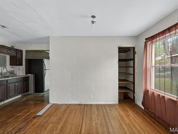 4th image of 9816 Meadow View Dr