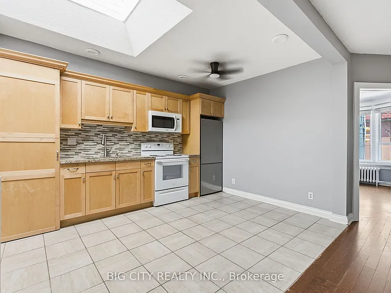 1362 Bathurst St #UPPER — Photo 9