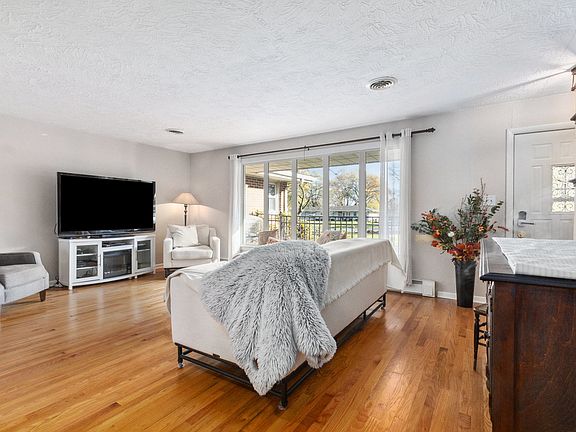 2nd image of 903 Cassie Dr