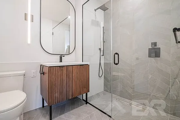 Rented by EXR | media 9