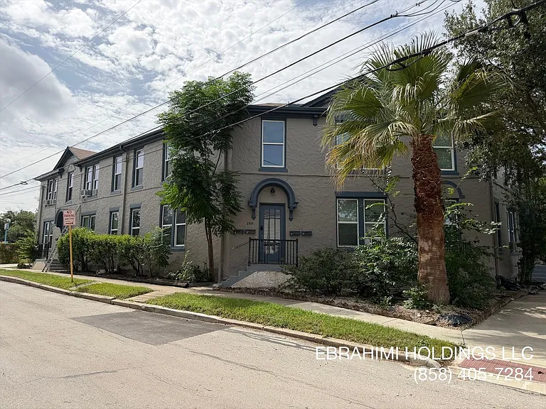200 E Dewey Pl — Photo 1