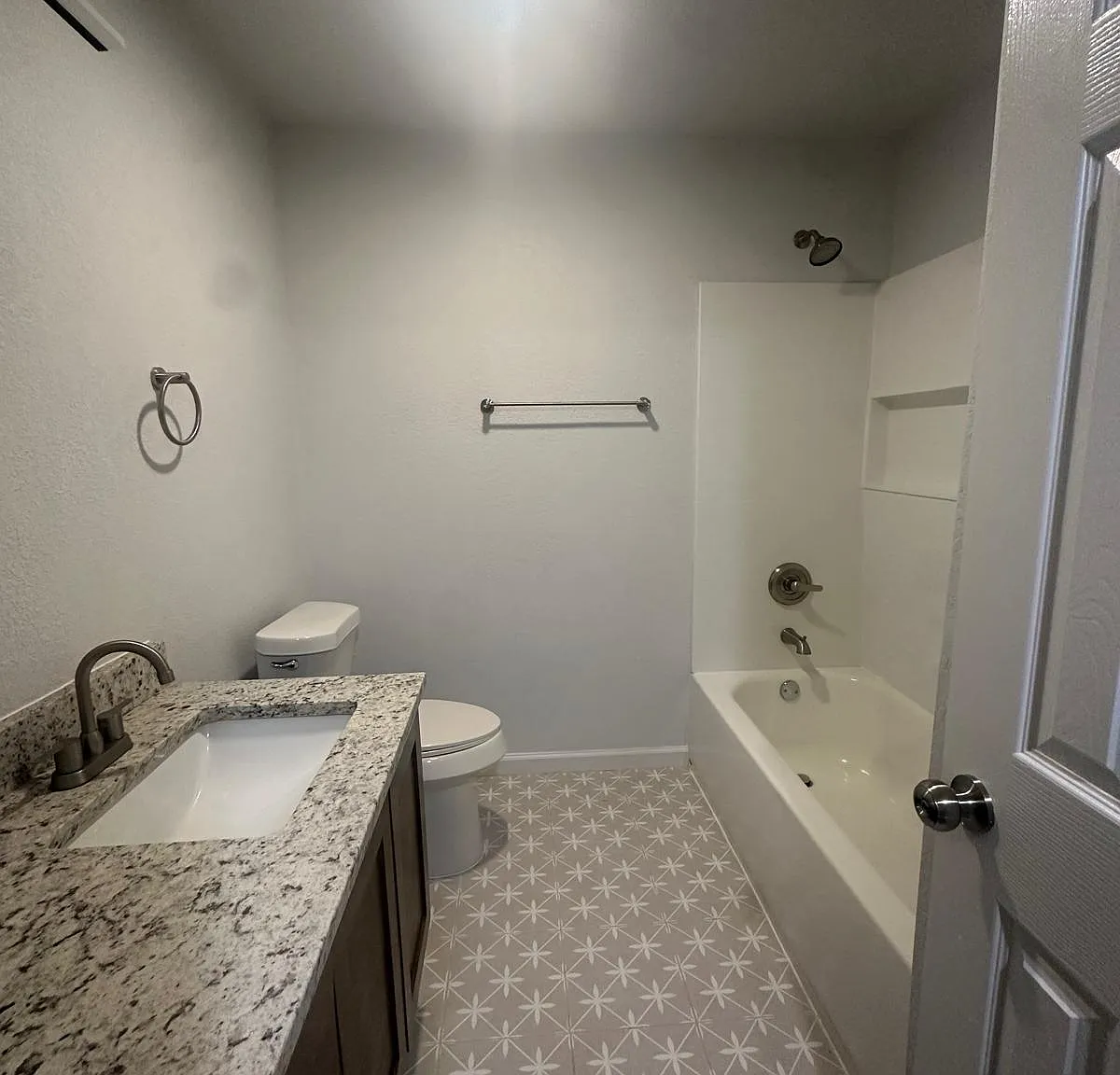 2 bed, 1.5 bath, 906 sqft, $1,200 — Photo 2