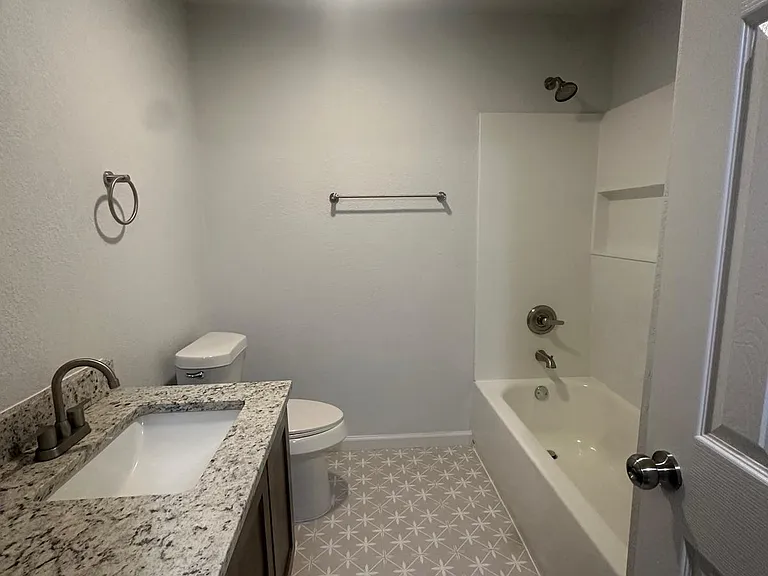 1800 E Stewart St #120 — Photo 2