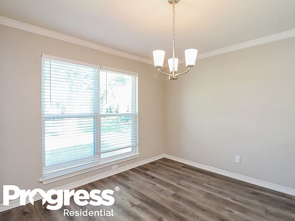 5th image of 600 Aldenwood St