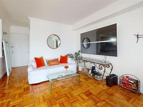 4th image of 3 Fordham Hill Oval APT 8B