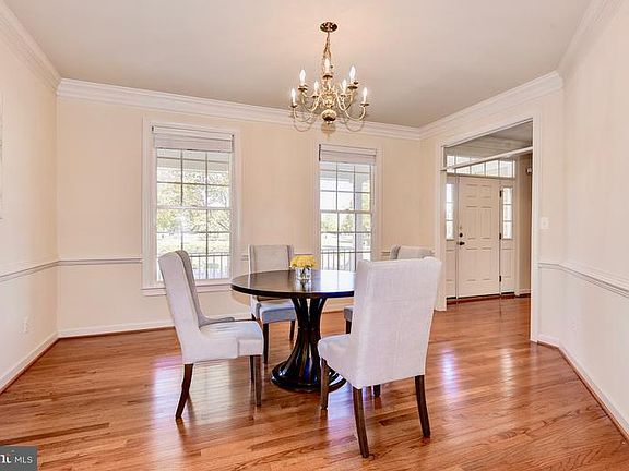 4th image of 1024 Pleasant Cir