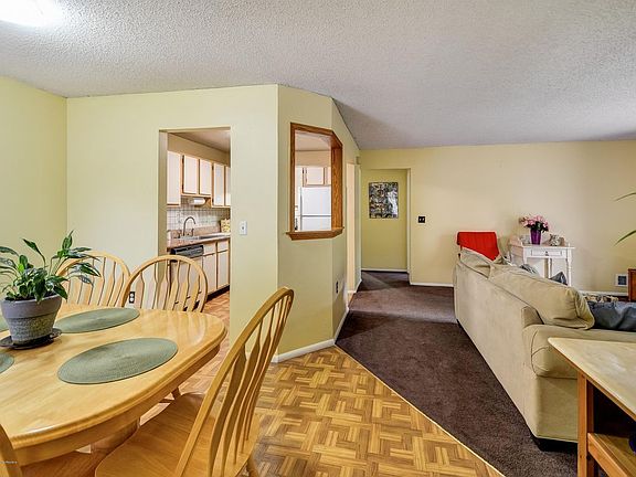 3rd image of 410 Larkspur Ln