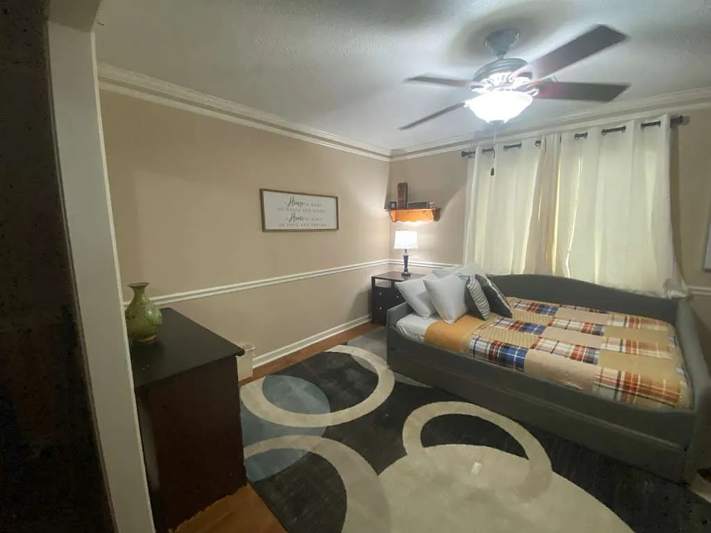 5 bed, 2.5 bath, 2340 sqft, $7,495 — Photo 3