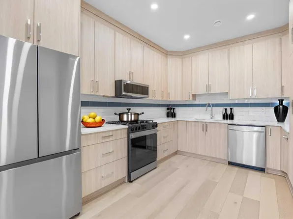 7415 39th Ave NW, Calgary, AB T3B 1W9