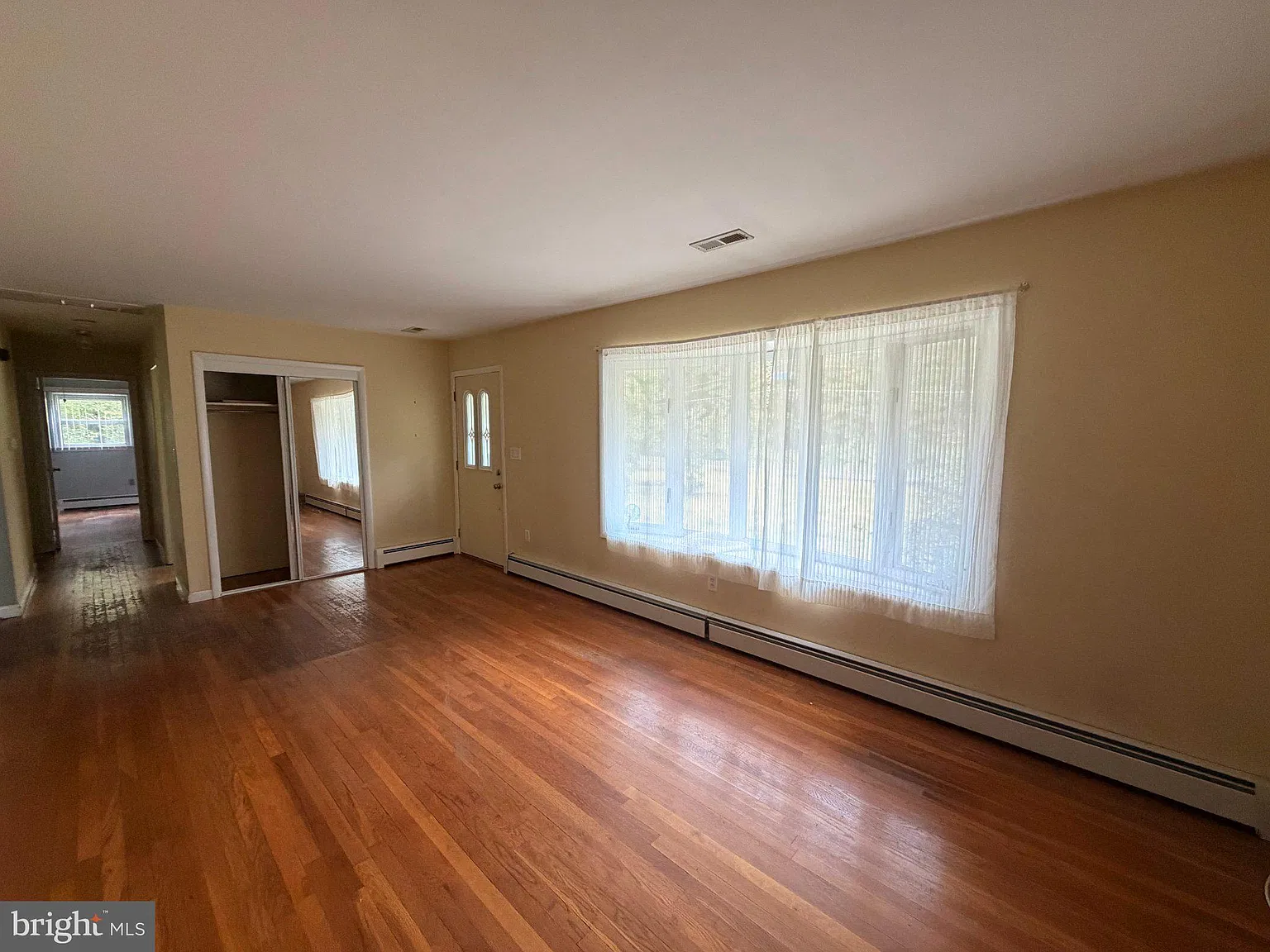 3 bed, 1.0 bath, 1204 sqft, $5,500 — Photo 3