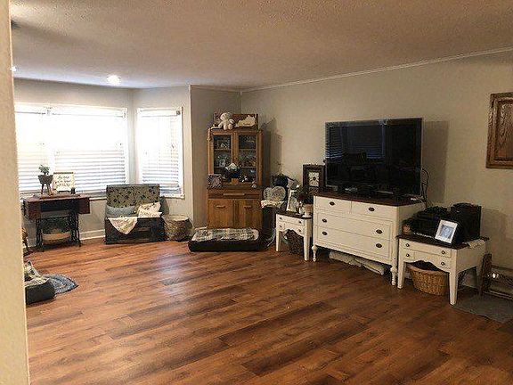 3rd image of 215 Mockingbird Ln