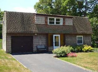 8 Somers Ln, Farmingville, NY 11738