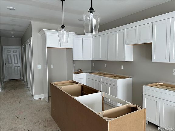 3rd image of 3845 Howland Rd