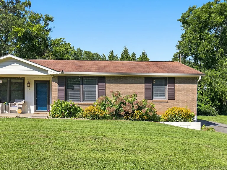 316 Lorna Dr — Photo 3