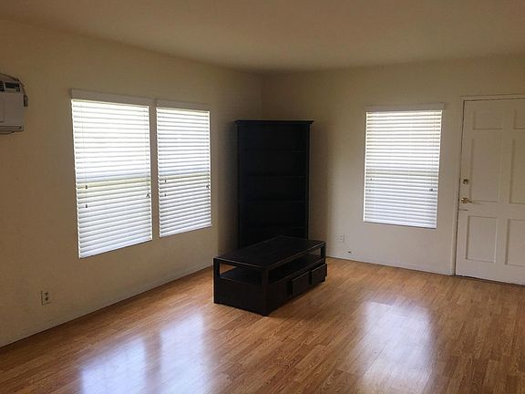 3rd image of 13810 Burbank Blvd