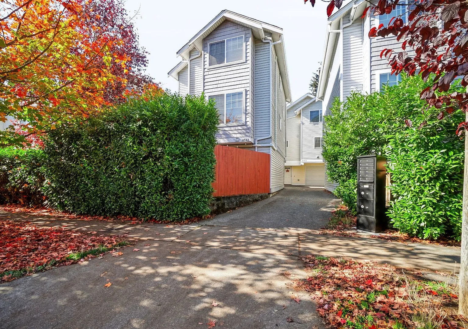 Modern 3-Bedroom Home with Garage, A/C & Fenced Backyard in North Seattle! — Photo 1