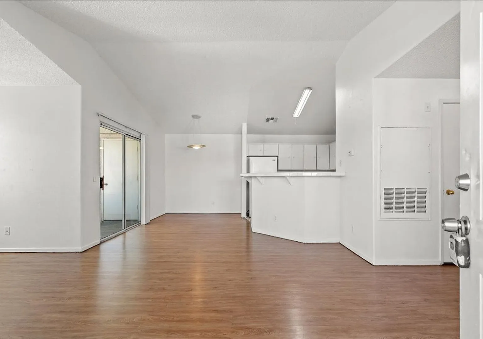 Bright 3-Bedroom Home in Gated Las Vegas Community with Pool & Spa — Photo 3